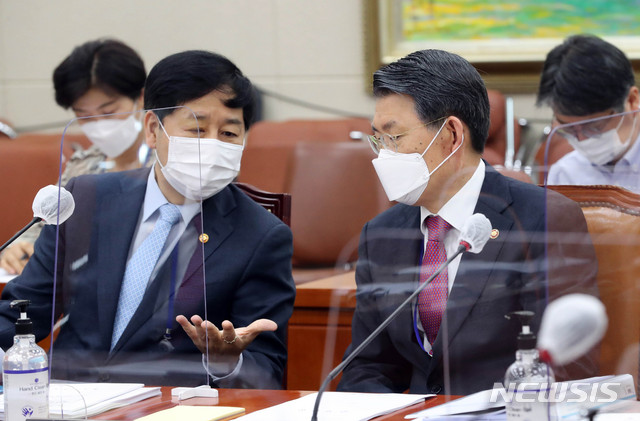 [서울=뉴시스]전신 기자 = 지난 1일 서울 여의도 국회에서 열린 정무위 전체회의에서 구윤철 국무조정실장, 은성수 금융위원장이 대화하고 있다. (공동취재사진) 2021.07.01. photo@newsis.com