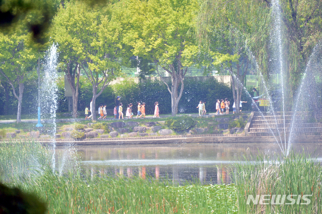 [광주=뉴시스]류형근 기자 = 광주와 전남 일부 내륙지역에 폭염특보가 내려진 1일 오후 광주 북구 용봉동 전남대학교 용지에서 인근의 어린이집 원생들이 더위를 피해 산책을 하고 있다. 2021.07.01. hgryu77@newsis.com