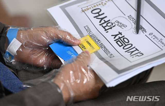 [안양=뉴시스]김종택기자 = 1일 오후 경기도 안양시청에서 열린 '청년층 고용을 위한 일자리박람회’에서 구직자가 면접순서를 기다리고 있다. 이날 오뚜기, 네비웍스, 한스제과 등 23개 구인기업이 참여해 소프트웨어 개발, 설계, 제조, 서비스 등 분야에서 100명을 채용할 계획이다. 2021.07.01.jtk@newsis.com