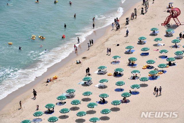 [부산=뉴시스]하경민 기자 = 지난 1일 부산 해운대해수욕장을 찾은 시민과 관광객들이 물놀이를 즐기고 있다. 해운대·송정·광안리·다대포·송도·일광·임랑 등 부산 7개 해수욕장은 이날 전면 개장했으며, 오는 8월 31일까지 2개월 동안 피서객을 맞이한다. 2021.07.01. yulnetphoto@newsis.com