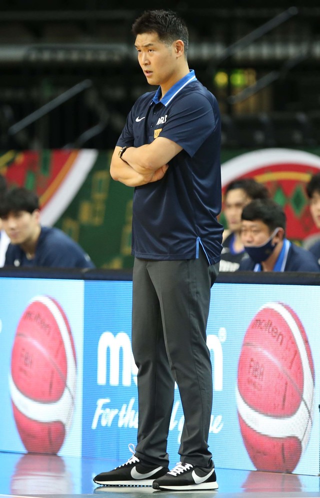 [서울=뉴시스]1일(한국시간) 리투아니아 카우나스에서 열린 도쿄올림픽 남자농구 최종예선 A조 조별리그 1차전 대한민국 vs 베네수엘라 경기에서 조상현 감독이 경기를 지켜보고 있다. (사진=대한민국농구협회 제공) 2021.07.01. photo@newsis.com *재판매 및 DB 금지