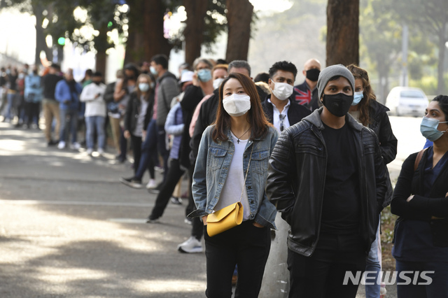 [시드니(호주)=AP/뉴시스]호주 시드니의 홈부시 올림픽 공원에 설치된 뉴사우스웨일스 백신접종센터에 1일 코로나`19 백신을 접종하려는 사람들이 길게 줄을 서 차례를 기다리고 있다. 호주가 코로나19 급증에 따라 외국으로부터 호주로 들어오는 입국자 숫자를 절반으로 제한하기로 했다고 BBC가 2일 보도했다. 2021.7.2