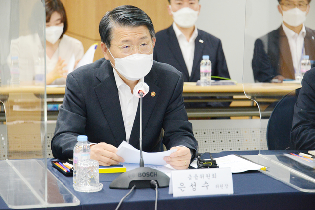 [서울=뉴시스]정병혁 기자 = 은성수 금융위원장이 1일 서울 중구 서민금융진흥원에서 열린 '햇살론 뱅크 업무협약 및 간담회'에 참석해 모두발언을 하고 있다. (사진=금융위원회 제공) 2021.07.01. photo@newsis.com *재판매 및 DB 금지