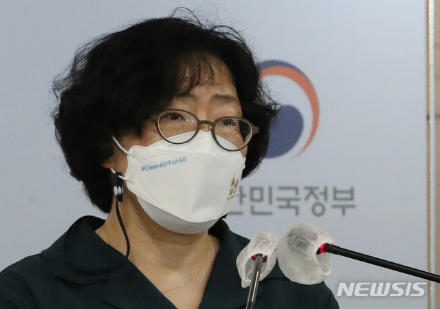 [서울=뉴시스]김명원 기자 = 윤순진 2050 탄소중립위원회 공동위원장이 1일 서울 종로구 정부서울청사에서 탄소중립 시나리오 수립 일정 안내 및 최근 언론 보도된 기술작업반(안)에 대한 브리핑을 하고 있다. 2021.07.01. kmx1105@newsis.com