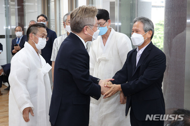 [안동=뉴시스]이무열 기자 = 대선 출마를 선언한 이재명 경기도지사가 1일 오후 경북 안동시 경상북도 유교문화회관을 방문해 초등학교 시절 담임선생님과 악수를 나누고 있다. 2021.07.01. lmy@newsis.com