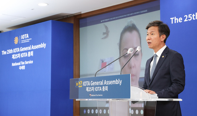 [서울=뉴시스] 정병혁 기자 = 김대지 국세청장이 1일 서울 종로구 서울지방국세청에서 화상으로 열린 제25차 유럽 조세행정협의기구(IOTA) 총회에서 준회원국 가입 연설을 하고 있다. (사진=국세청 제공) 2021.07.01. photo@newsis.com *재판매 및 DB 금지