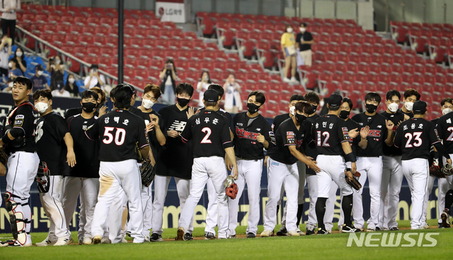 [서울=뉴시스]조성우 기자 = 1일 오후 서울 송파구 잠실야구장에서 열린 2021 신한은행 SOL KBO리그 KT 위즈와 LG 트윈스 경기, KT 선수들이 LG에 6-1로 승리한 뒤 기쁨을 나누고 있다. 2021.07.01. xconfind@newsis.com