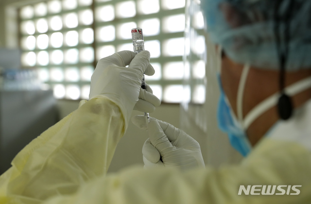 [파나마시티(파나마)=AP/뉴시스]지난 3월9일 파나마시티에서 한 간호사가 화이자 백신 접종을 준비하고 있다. 2021.07.05.photo@newsis.com