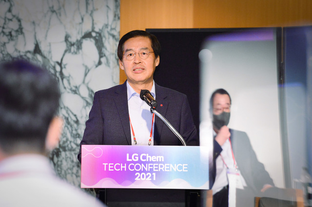 [서울=뉴시스] LG화학 신학철 부회장이 지난 1일 국내 R&D 인재 채용 행사인 테크컨퍼런스를 개최하며 환영사를 하고 있다. (사진=LG화학 제공) *재판매 및 DB 금지