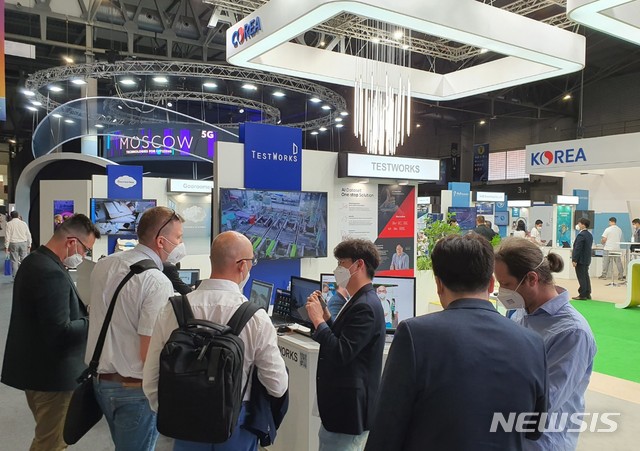 [서울=뉴시스] 코트라(KOTRA)는 스페인 바르셀로나에서 열린 '모바일 월드 콩그레스(MWC) 2021'에 참가한 한국관이 폐막됐다고 2일 밝혔다. 한국관에 참가한 우리 기업이 바이어와 상담을 진행하고 있다.(사진=코트라 제공) 2021.7.2 photo@newsis.com