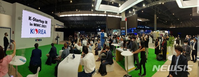 [서울=뉴시스] 코트라는 '모바일 월드 콩그레스(MWC) 2021'에 참가한 한국관이 폐막됐다고 2일 밝혔다. 한국관에 참가한 9개 스타트업이 서유럽 지역 유력 투자자 50여명을 대상으로 피칭(pitching·발표)을 진행하고 있다.(사진=코트라 제공) 2021.7.2 photo@newsis.com