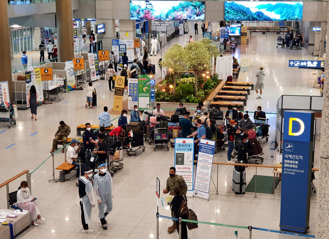 [인천공항=뉴시스]홍찬선 기자 = 정부가 해외서 코로나19 백신을 접종한 재외국민에 대해 입국 시 14일간 자가격리 면제 조치를 시행한 지난 1일 인천공항 제1여객터미널에서 승객들이 정부의 방역 지침에 따라 입국하고 있다. 2021.07.02. mania@newsis.com *재판매 및 DB 금지