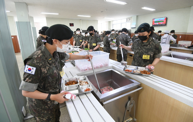 [서울=뉴시스] 제8기 대한민국 급식·피복 모니터링단 단원들은 지난 1일 전북 익산시 육군 부사관학교를 방문해 군 급식 실태를 현장에서 확인했다. 2021.07.04. (사진=국방일보 제공) *재판매 및 DB 금지