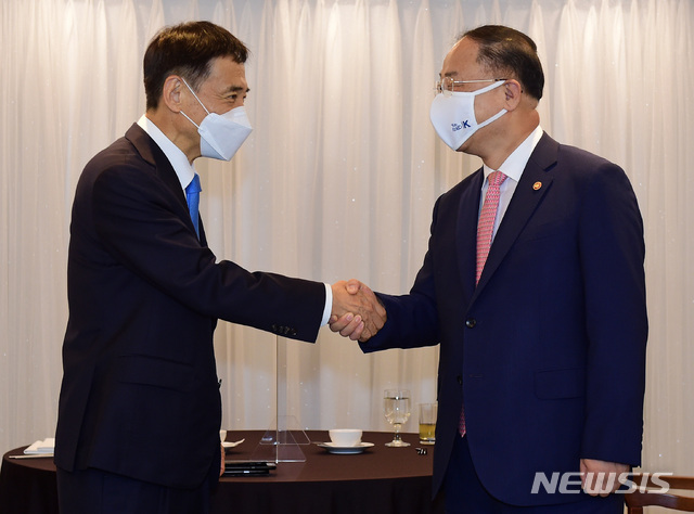 [서울=뉴시스]전진환 기자 = 홍남기(오른쪽) 경제부총리 겸 기획재정부 장관과 이주열 한국은행 총재가 2일 서울 중구 한국프레스센터에서 조찬 회동을 하기에 앞서 악수하고 있다. (공동취재사진) 2021.07.02. photo@newsis.com