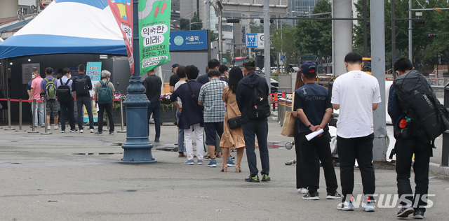 [서울=뉴시스]조수정 기자 = 지난 2일 오전 서울역 중구 코로나19 임시선별검사소에서 시민들이 검사를 받기 위해 줄서 기다리고 있다. 2021.07.02. chocrystal@newsis.com