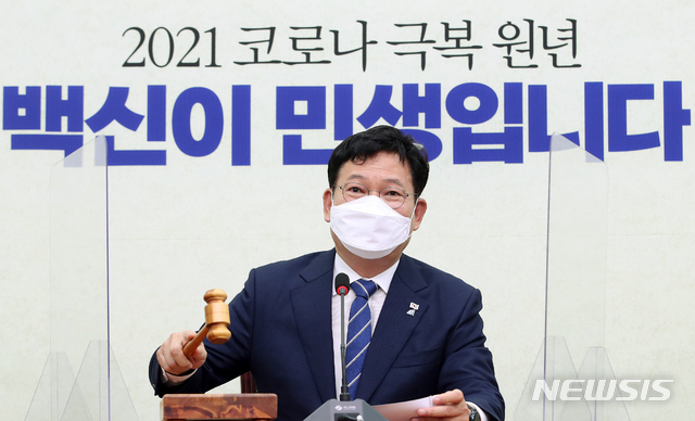 [서울=뉴시스]최동준 기자 = 송영길 더불어민주당 대표가 2일 서울 여의도 국회에서 열린 최고위원회의에서 의사봉을 두드리고 있다. (공동취재사진) 2021.07.02. photo@newsis.com