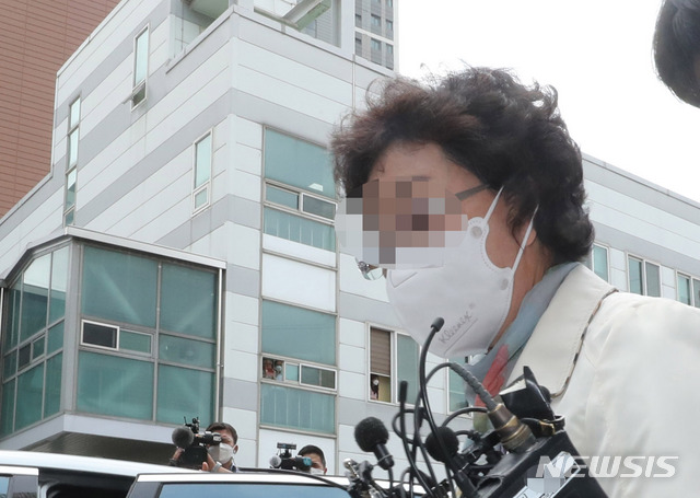 [의정부=뉴시스]전진환 기자 = 불법 요양병원을 운영하면서 수십억 원대 요양급여를 부정수급 한 혐의로 기소된 윤석열 전 검찰총장의 장모 최 모씨가 지난 2021년 7월2일 오전 의정부지방법원에서 열리는 1심 선고공판에 출석하고 있다. 2021.07.02. amin2@newsis.com