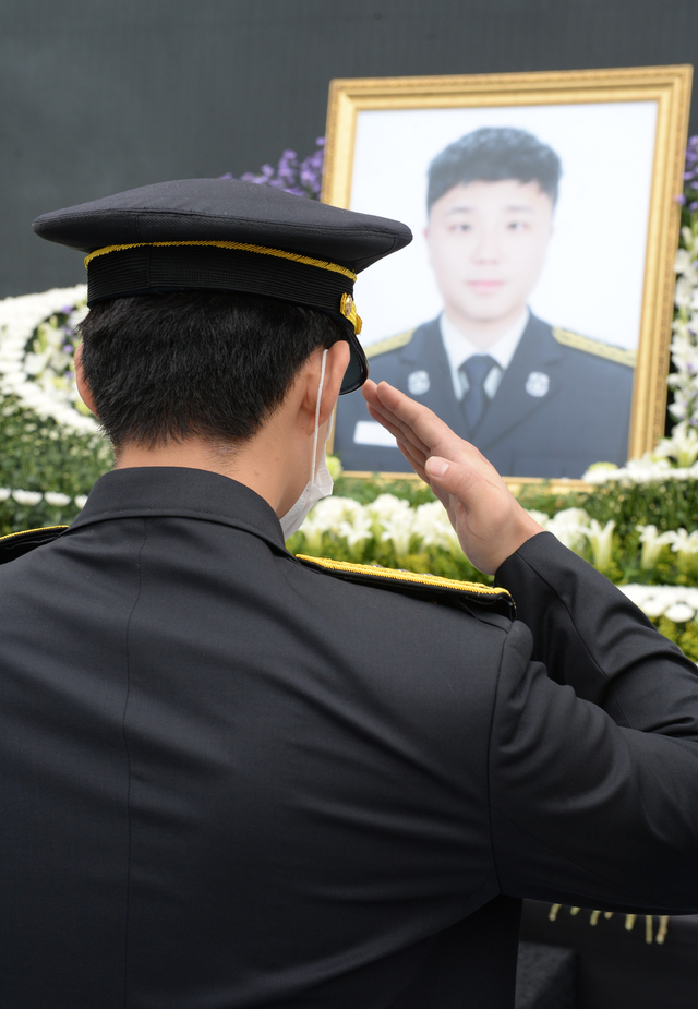 [울산=뉴시스] 배병수 기자 = 울산 중구 상가건물 화재현장에서 진화 작업 중 순직한 고(故) 노명래 소방교 영결식이 2일 오전 울산시청 햇빛광장에서 울산광역시장(葬)으로 엄수된 가운데 동료 소방관이 마지막 인사를 하고 있다. 울산시는 고인에게 소방사에서 소방교로 1계급 특진과 옥조근정훈장을 추서했다. 2021.07.02. bbs@newsis.com