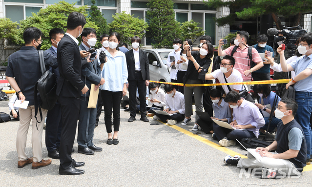 [의정부=뉴시스]전진환 기자 = 요양병원을 운영하며 수십억 원대 요양급여를 부정수급 한 혐의로 재판을 받아 온 윤석열 전 검찰총장의 장모 최 모(74)씨가 2일 오전 경기 의정부시 의정부지방법원에서 열린 1심 선고 공판에서 3년 실형을 받고 법정 구속된 가운데, 최 씨 측 변호인이 취재진의 질의에 답하고 있다.  (공동취재사진) 2021.07.02. photo@newsis.com