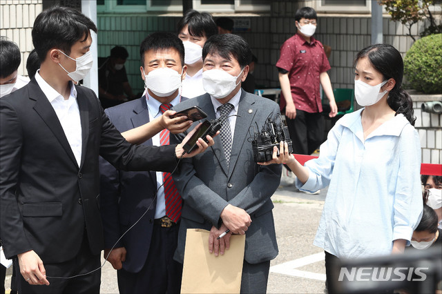 [의정부=뉴시스]전진환 기자 = 요양병원을 개설하고 요양급여를 편취한 혐의를 받는 윤석열 전 검찰총장의 장모 최모씨 측 변호인이 지난 7월2일 경기도 의정부시 가능동 의정부지방법원에서 1심 선고 이후 입장을 밝히고 있다. (공동취재사진) 2021.07.02. photo@newsis.com