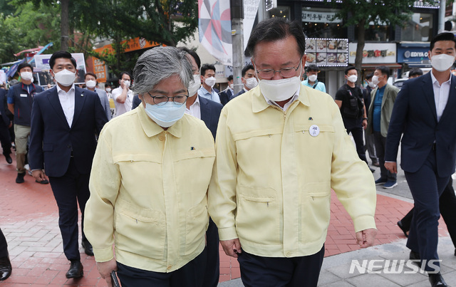 [서울=뉴시스]사진공동취재단 = 2일 김부겸 국무총리와 정은경 질병관리청장이 주말 대규모 집회 자제를 요청하기 위해 서울 중구 정동 민주노총을 찾았으나 입구에서 막혀 집행부를 만나지 못한채 돌아가고 있다. 2021.07.02. photo@newsis.com