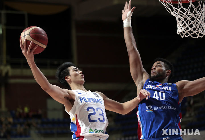 [벨그라드=신화/뉴시스] 필리핀의 윌리엄 나바로가 7월1일(현지 시간) 2021 국제농구연맹(FIBA) 남자농구 올림픽 예선 경기에 출전해 득점을 시도하고 있다. 2025.08.05.