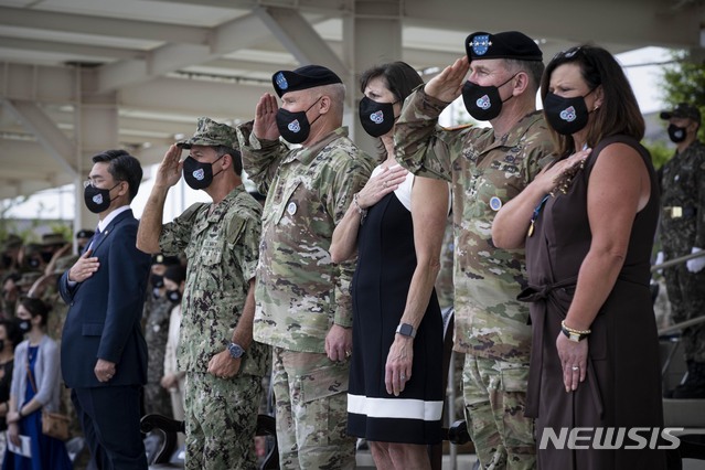 [평택=뉴시스]지난달 2일 오전 경기 평택 캠프 험프리스 바커필드에서 열린 한미연합사령관 겸 주한미군 사령관 이·취임식에서 참석자들이 경례를 하고 있다. 왼쪽부터 서욱 국방부 장관, 존 아퀼리노 인도태평양사령관, 신임 폴 라캐머라 한미연합사령관 겸주한미군사령관 내외, 로버트 에이브람스 한미연합 사령관 겸주한미군 사령관. 2021.08.31.