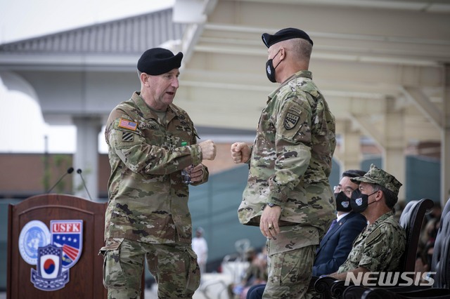 [평택=뉴시스]사진공동취재단 = 2일 오전 경기 평택 캠프 험프리스 바커필드에서 열린 한미연합사령관 겸 주한미군 사령관 이·취임식에서 로버트 에이브람스 한미연합 사령관 겸주한미군 사령관이 인사말을 마친 후 폴 라캐머라 신임 한미연합사령관 겸주한미군사령관과 인사를 나누고 있다. 2021.07.02. photo@newsis.com