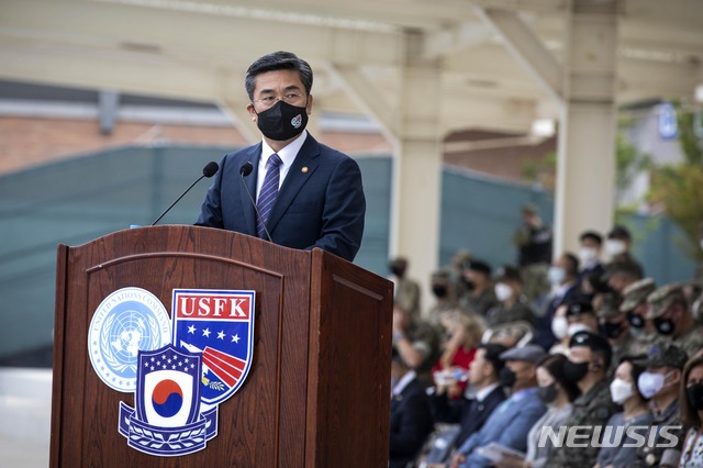 [평택=뉴시스]사진공동취재단 = 2일 오전 경기 평택 캠프 험프리스 바커필드에서 열린 한미연합사령관 겸 주한미군 사령관 이·취임식에서 서욱 국방부 장관이 인사말을 하고있다. 2021.07.02. photo@newsis.com