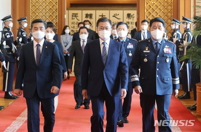 [서울=뉴시스]김진아 기자 = 문재인 대통령이 2일 청와대 본관 충무실에서 박인호 공군참모총장 진급 및 보직 신고식을 마치고 환담장으로 이동하고 있다. 2021.07.02. bluesoda@newsis.com