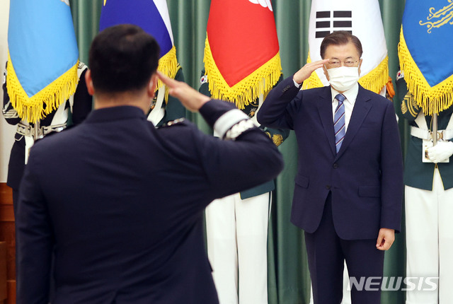 [서울=뉴시스]김진아 기자 = 문재인 대통령이 2일 청와대 본관 충무실에서 열린 박인호 공군참모총장 진급 및 보직 신고식에서 거수경례하고 있다. 2021.07.02. bluesoda@newsis.com