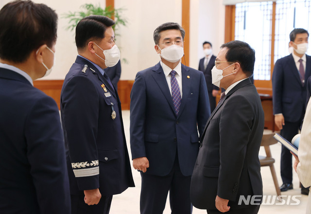 [서울=뉴시스]김진아 기자 = 박인호 공군참모총장이 2일 청와대 본관 충무실에서 열린 공군참모총장 진급 및 보직 신고식에 참석해 신고식 전 서욱 국방부 장관, 유영민 비서실장과 대화하고 있다. 2021.07.02. bluesoda@newsis.com