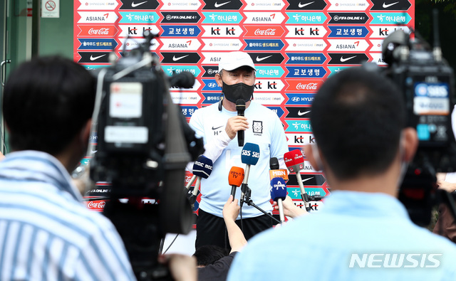 [파주=뉴시스]이영환 기자 = 김학범 올림픽축구대표팀 감독이 2일 오후 경기 파주시 축구 국가대표 트레이닝센터(NFC)에서 진행되는 올림픽축구대표팀 소집 훈련을 앞두고 인터뷰를 하고 있다. 올림픽축구대표팀은 13일 아르헨티나, 16일 프랑스와 평가전을 치른 후 17일 일본 도쿄로 출국 예정이다.  2021.07.02. 20hwan@newsis.com