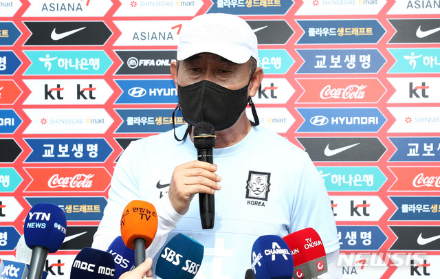 [파주=뉴시스]이영환 기자 = 김학범 올림픽축구대표팀 감독이 2일 오후 경기 파주시 축구 국가대표 트레이닝센터(NFC)에서 진행되는 올림픽축구대표팀 소집 훈련을 앞두고 인터뷰를 하고 있다. 올림픽축구대표팀은 13일 아르헨티나, 16일 프랑스와 평가전을 치른 후 17일 일본 도쿄로 출국 예정이다.  2021.07.02. 20hwan@newsis.com