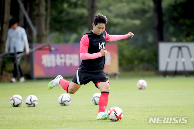 [파주=뉴시스]김병문 기자 = 이강인이 2일 오후 경기 파주시 축구 국가대표 트레이닝센터(NFC)에서 올림픽축구대표팀 소집 훈련하고 있다. 올림픽축구대표팀은 13일 아르헨티나, 16일 프랑스와 평가전을 치른 후 17일 일본 도쿄로 출국 예정이다. 2021.07.02. dadazon@newsis.com