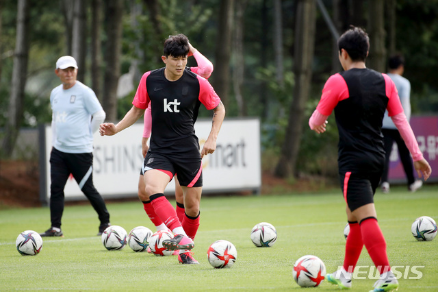 [파주=뉴시스]김병문 기자 = 김민재가 2일 오후 경기 파주시 축구 국가대표 트레이닝센터(NFC)에서 올림픽축구대표팀 소집 훈련하고 있다. 올림픽축구대표팀은 13일 아르헨티나, 16일 프랑스와 평가전을 치른 후 17일 일본 도쿄로 출국 예정이다. 2021.07.02. dadazon@newsis.com