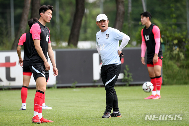 [파주=뉴시스]김병문 기자 = 김학범 감독과 황의조가 2일 오후 경기 파주시 축구 국가대표 트레이닝센터(NFC)에서 열린 올림픽축구대표팀 소집 훈련에서 대화를 나누고 있다. 올림픽축구대표팀은 13일 아르헨티나, 16일 프랑스와 평가전을 치른 후 17일 일본 도쿄로 출국 예정이다. 2021.07.02. dadazon@newsis.com