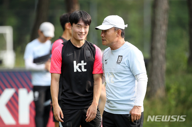 [파주=뉴시스]김병문 기자 = 김학범 감독과 엄원상이 2일 오후 경기 파주시 축구 국가대표 트레이닝센터(NFC)에서 열린 올림픽축구대표팀 소집 훈련에서 대화를 나누고 있다. 올림픽축구대표팀은 13일 아르헨티나, 16일 프랑스와 평가전을 치른 후 17일 일본 도쿄로 출국 예정이다. 2021.07.02. dadazon@newsis.com