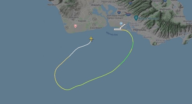 [서울=뉴시스] 미국 항공사 소속 보잉 737 화물수송기가 2일(현지시간) 하와이 호놀룰루 앞바다에 비상착륙했고, 두 명의 조종사는 구조됐다. 실시간 항공기 비행경로를 보여주는 사이트인 플라이트레이더24가 기록한 트랜스에어 소속 보잉 737 화물수송기(810편)의 이날 비행경로. 