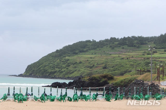 [제주=뉴시스]양영전 기자 = 장마가 시작된 3일 오전 제주시 함덕해수욕장의 파라솔들이 모두 접혀 있다. 이날 시작된 제주지역 장마는 1982년 7월5일 이후 가장 늦게 온 장마다. 2021.07.03. 0jeoni@newsis.com