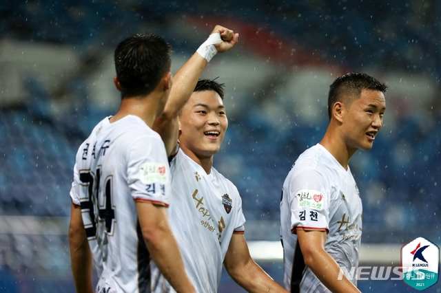 [서울=뉴시스] 김천상무 K리그2 1위 도약. (사진=프로축구연맹 제공)