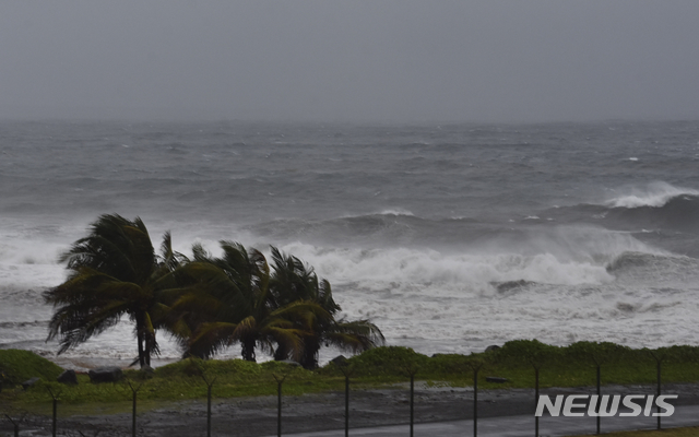 [아가일(세인트 반센트)=AP/뉴시스] 올해 첫 대서양 허리케인 '엘사'가 북상하는 가운데 지난 2일(현지시간) 세인트 빈센트 아가일 해변에 강풍이 불고 있다. 2021.07.05.