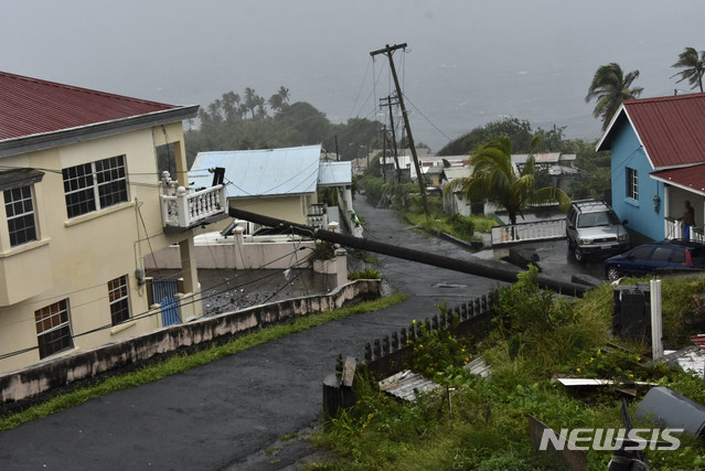 [시더스=AP/뉴시스] 하리케인 엘사가 2일 카리브해 세인트빈센트 시더스를 강타해 많은 피해를 내게 했다. 2021.07.04 