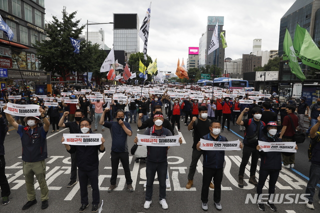 [서울=뉴시스] 고승민 기자 = 전국민주노동조합총연맹 회원들이 지난 3일 서울 종로2가에서 노동자대회를 하고 있다. 2021.07.03. kkssmm99@newsis.com