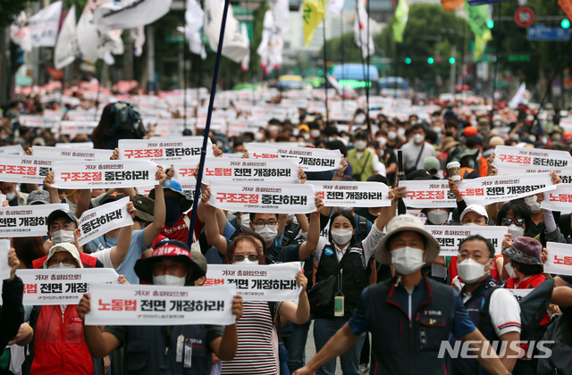 [서울=뉴시스] 고승민 기자 = 전국민주노동조합총연맹 회원들이 3일 서울 종로2가에 모여 노동자대회를 하고 있다. 2021.07.03. kkssmm99@newsis.com