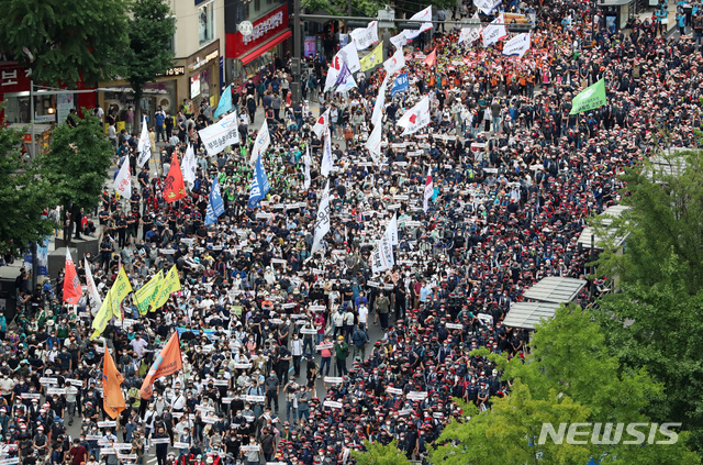 [서울=뉴시스] 고승민 기자 = 전국민주노동조합총연맹 회원들이 지난 3일 서울 종로2가에 모여 노동자대회를 하고 있다. 2021.07.03. kkssmm99@newsis.com