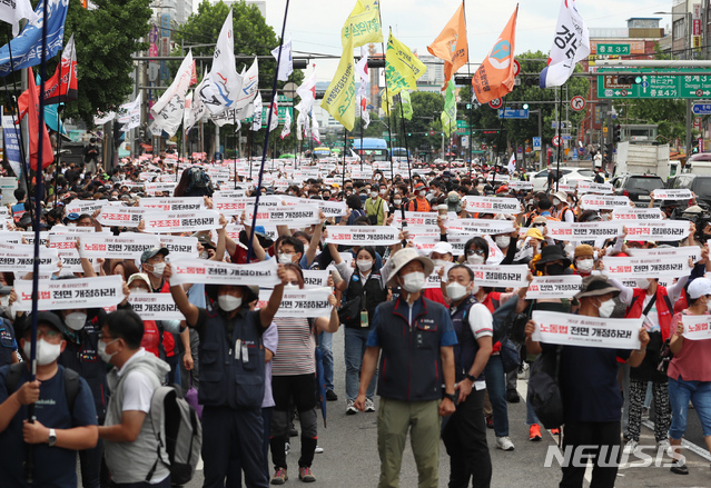 [서울=뉴시스] 고승민 기자 = 전국민주노동조합총연맹 회원들이 3일 서울 종로2가에 모여 노동자대회를 하고 있다. 2021.07.03. kkssmm99@newsis.com