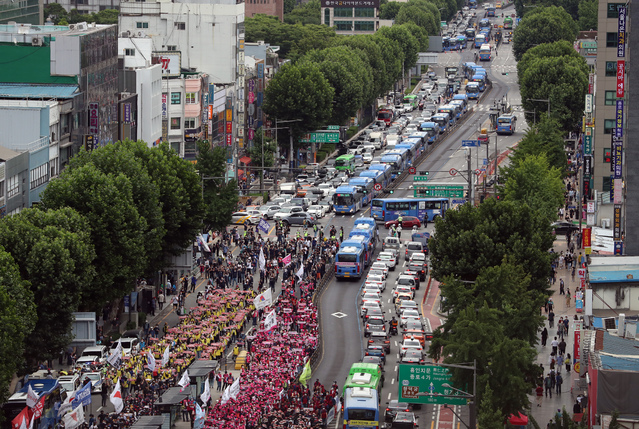 [서울=뉴시스] 고승민 기자 = 전국민주노동조합총연맹 회원들이 3일 서울 종로2가에 모여 노동자대회를 하고 있다. 2021.07.03. kkssmm99@newsis.com