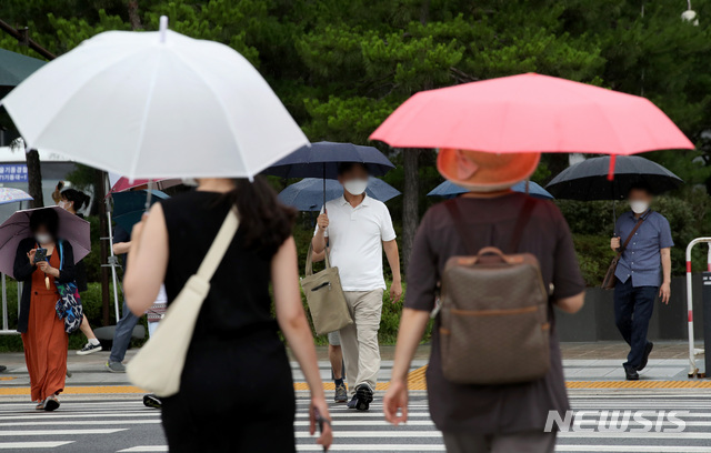 [서울=뉴시스]김병문 기자 = 장마가 시작된 지난 3일 오후 서울 중구에서 시민들이 우산을 쓰고 있다. 2021.07.03. dadazon@newsis.com