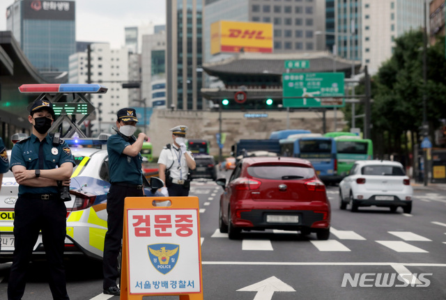 [서울=뉴시스]김병문 기자 = 민주노총 주도 전국노동자대회가 열린 3일 오후 서울 중구 남대문 인근 도로에서 경찰들이 집회차량의 출입을 막기 위해 검문하고 있다. 2021.07.03. dadazon@newsis.com